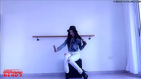 Beautiful Flexi Girl With High Heels - Watch4Fetish
