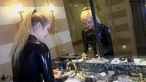 Zentai En La Habitaciгіn Del Hotel - Watch4Fetish