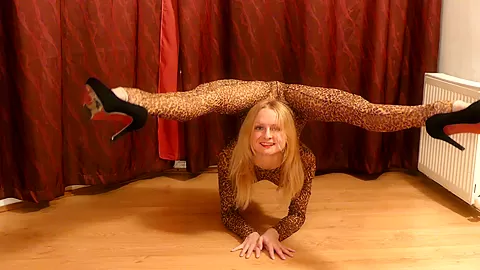 Flexible Dance Show - Watch4Fetish