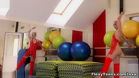 Dora Tornaszkova - Video - FlexyTeens