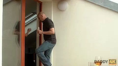 DADDY4K. Papa les paga a las chicas para tener sexo rapido pero las atrapan