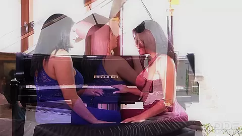 Busty Lesbians Cum Hard - PornWorld