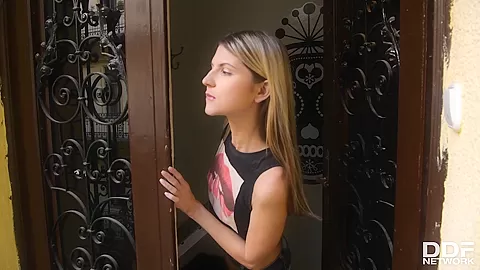 Blowjob for the Pizza Boy - PornWorld