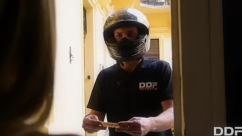 Blowjob for the Pizza Boy - PornWorld