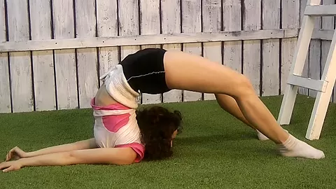 Makeup For A Contortionist - Watch4Fetish