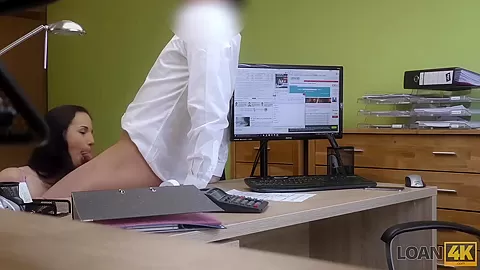 LOAN4K. Agence de pret devient le lieu du sexe anal passionne avec