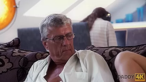 DADDY4K. Guy est occupe avec des ordinateurs alors pourquoi GF baise Step son pere