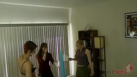 Strip Elefino with Mika Sammy and Julie