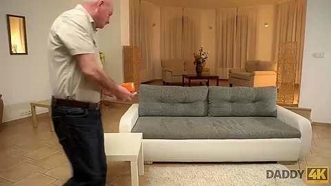 DADDY4K. Papa ricorda ancora il russo e il sapore di una giovane figa