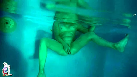 Mature slut Jitka masturbates in the pool