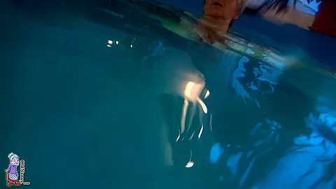 Mature slut Jitka masturbates in the pool