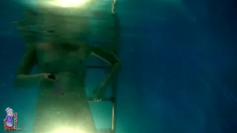 Mature slut Jitka masturbates in the pool