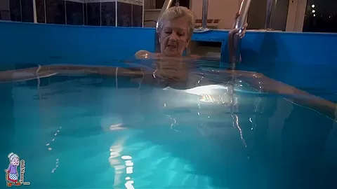Mature slut Jitka masturbates in the pool