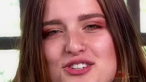 Curvy Dakota masturbating
