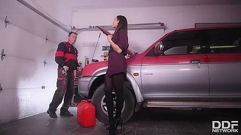 Servicing His Tool - PornWorld
