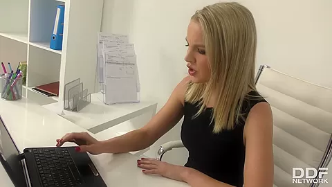 Pussy Licking At The Office - PornWorld