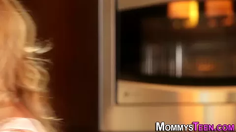Steplez finger in kitchen