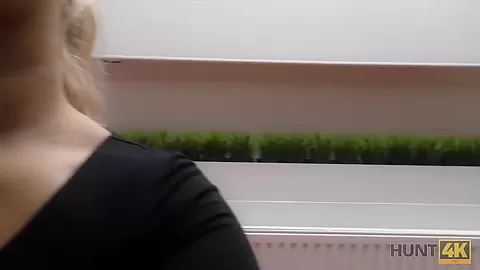 HUNT4K. Blonde hört auf, mit BF zu kämpfen, weil ein Fremder Geld gibt
