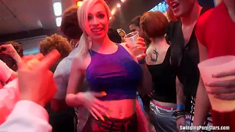 Bisexual club chicks having fun