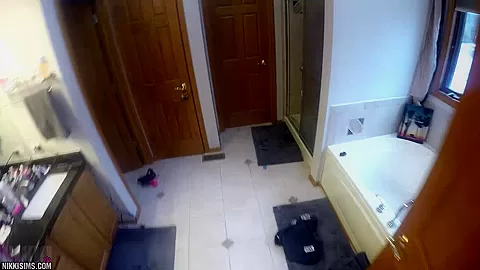 Nikki Shower Helper