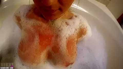 Nikki POV Bath