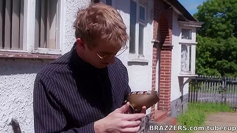 Pornstars Like it Big: I Reamed A Genie