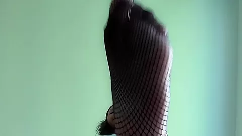 Madame Carlas Fishnet Feet Stomping - SoloAustria