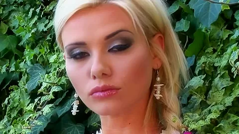 Sexy Blond Model Bikini Teasing - SoloAustria