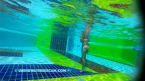 These Two Arab Beauties Are Practicing Swimming