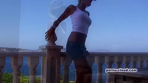 The solo girl
