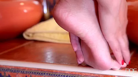 Lovely leg Shaver - PornWorld