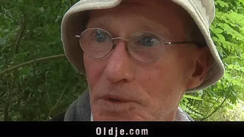 hottie bonks 2 old hobos in the wood