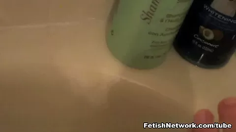 Toe cleaning and nail polish