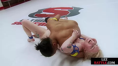 Black wrestling dyke dominates inked gf in the ring
