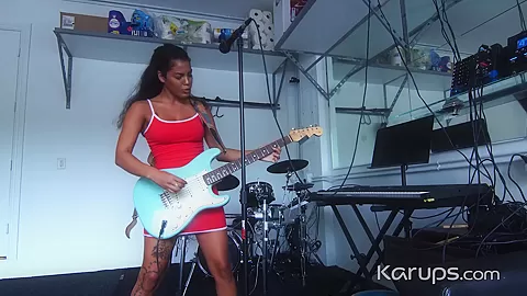 Maya Farrrel - Karups
