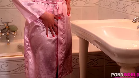 Cleaning her Twat in the Tub - Shower Spray Gets her Good - PornWorld