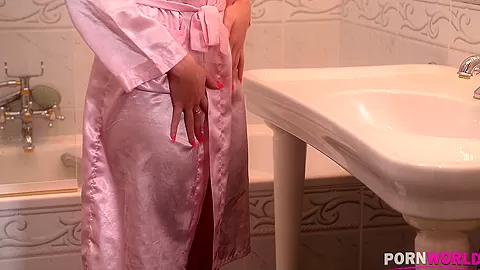Cleaning her Twat in the Tub - Shower Spray Gets her Good - PornWorld