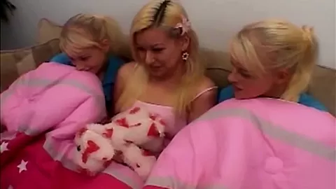 Fake twins share a lez pussy going down