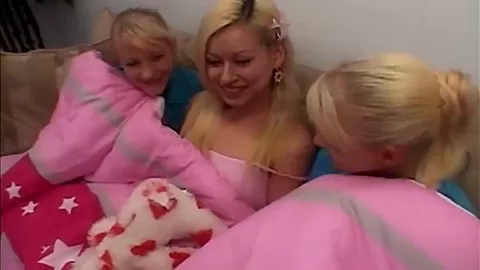 Fake twins share a lez pussy going down