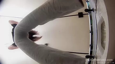 chinese girls go to toilet.324