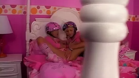 Lil Lexy fingers lesbo pussy on her bed