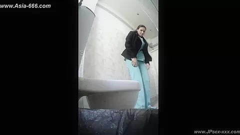 peeping blondes go to toilet.101