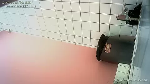 chinese girls go to toilet.290