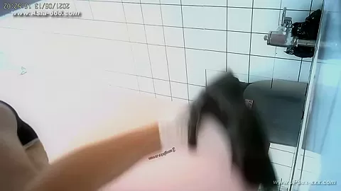 chinese girls go to toilet.290