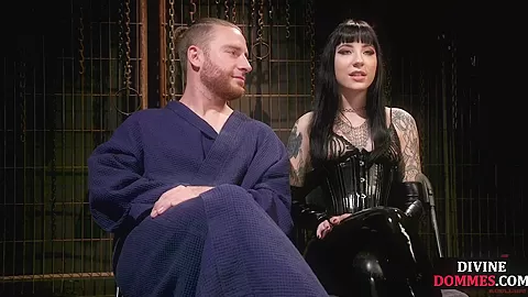 Pussylicked BDSM domina in latex facesitting her private sub