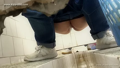 chinese girls go to toilet.293