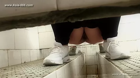 chinese girls go to toilet.293