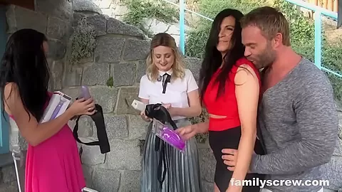 Home is where the Pussy is - Familyscrew