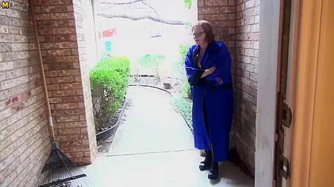 American Housewife Shows Off Her Big Butt And Works Her Wet Pussy - MatureNL