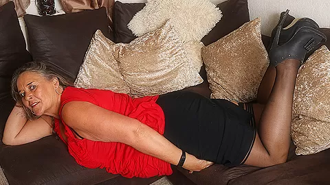 This Older Mature Lady Loves To Get Wet - MatureNL